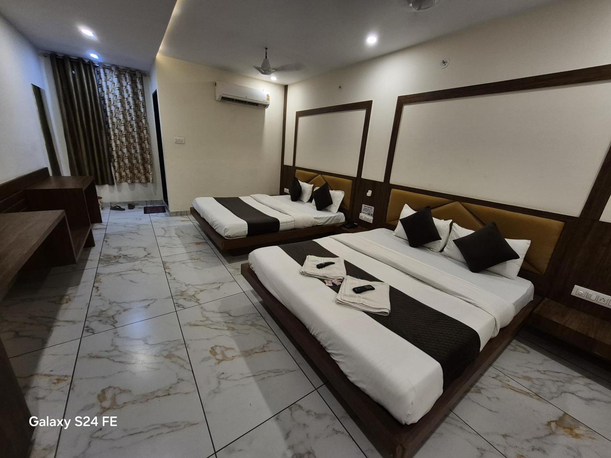Hotel Prakasham Ujjain Luaran gambar