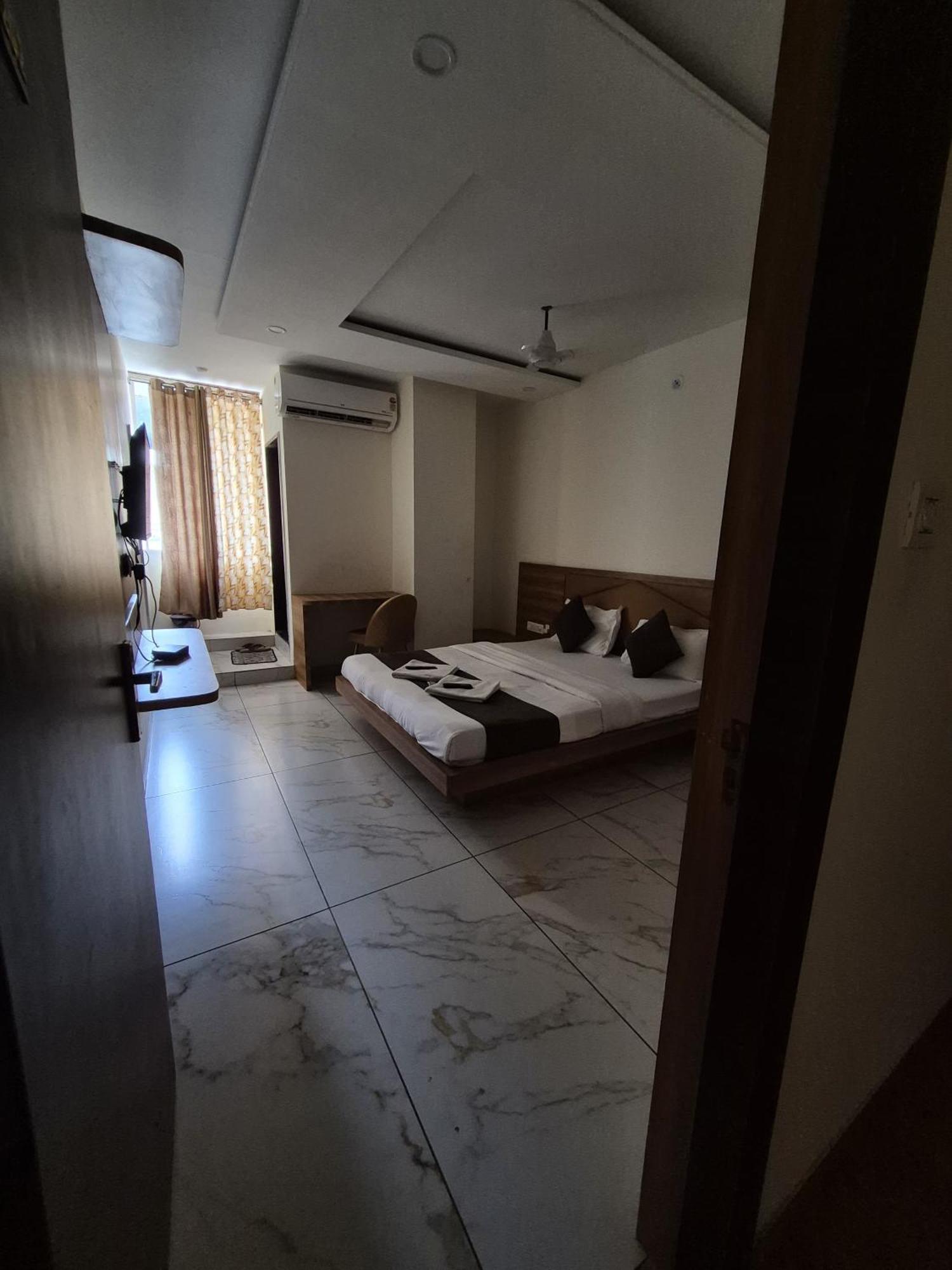 Hotel Prakasham Ujjain Luaran gambar
