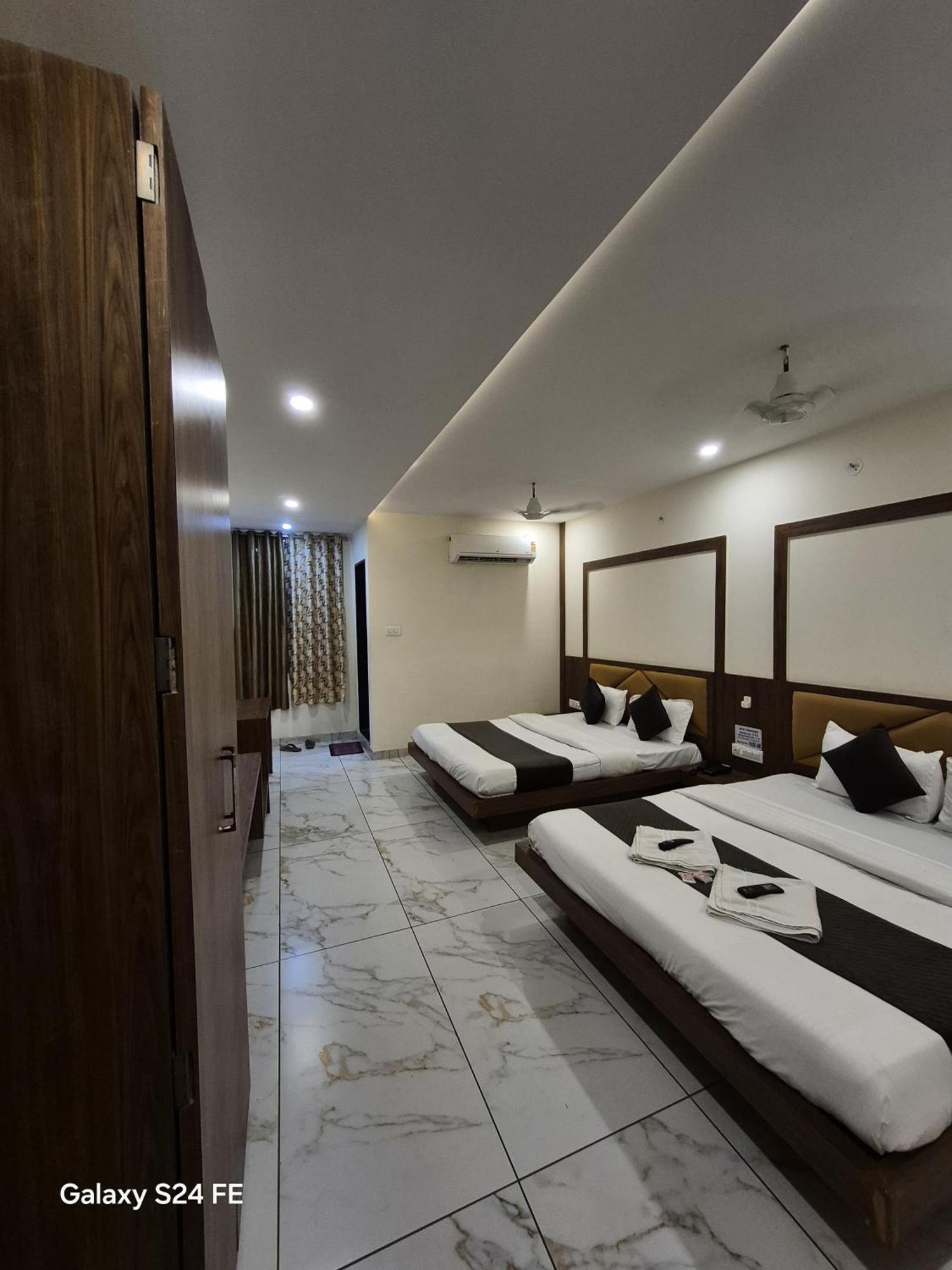 Hotel Prakasham Ujjain Luaran gambar