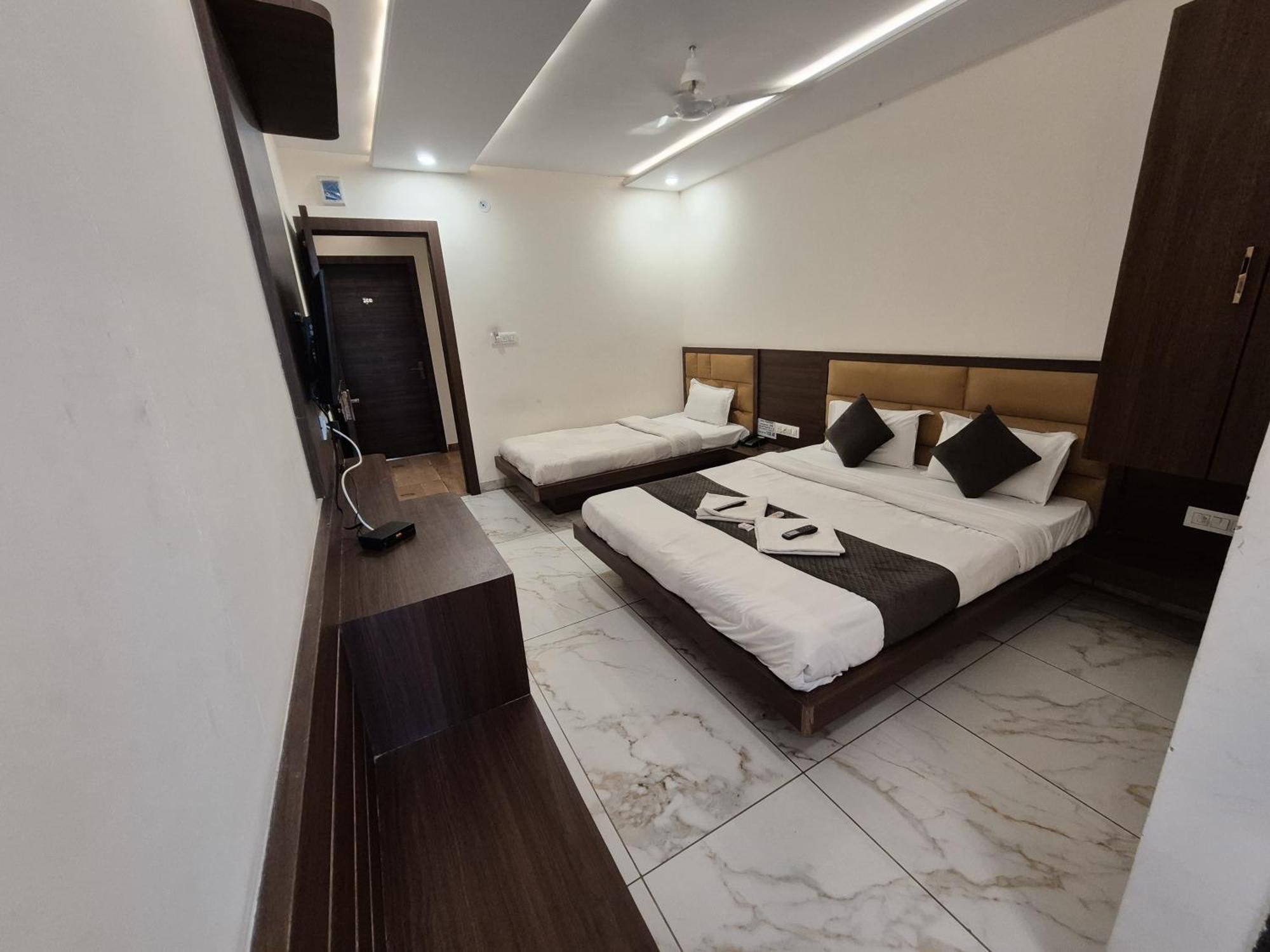 Hotel Prakasham Ujjain Luaran gambar